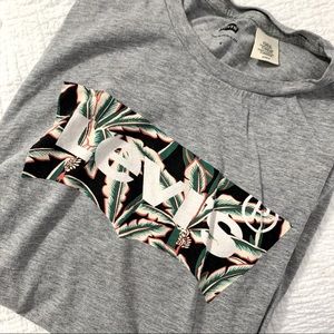 NWOT Levi’s palm print logo tee, size S